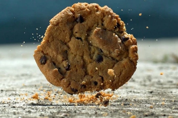 Cứ tưởng rơi đồ ăn xuống đất lập tức nhặt lên thì không sao, xem clip bóc trần sự thật ngay sau đó nhiều người phải thốt lên kinh hoàng-2