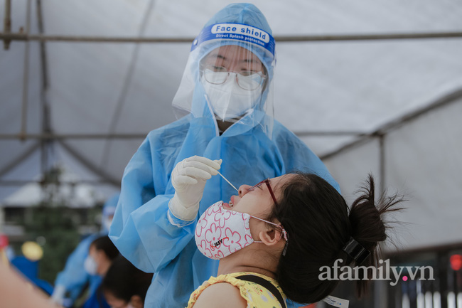 Từ vụ 4 F0 bị bỏ rơi 5 ngày ở chung cư HH Linh Đàm: Người dân nên làm gì khi phát hiện test nhanh dương tính?-1