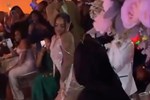 Hôn lễ đang diễn ra, bạn trai cũ của cô dâu xuất hiện với băng rôn có dòng chữ khiến đám cưới trở thành mớ bòng bong-4