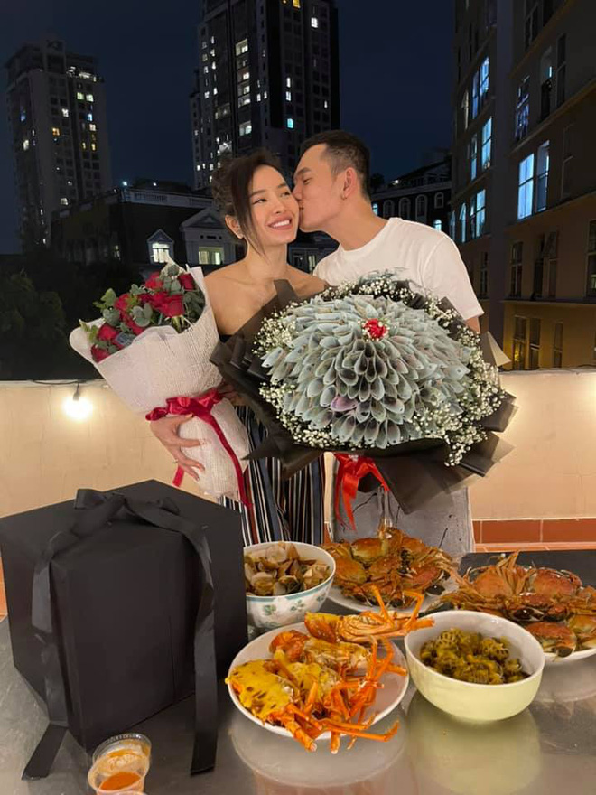 Sao nữ Vbiz được chồng sắp cưới tặng xế 8 tỷ đồng làm quà Noel, camera lia đến núi tiền mà choáng!-5