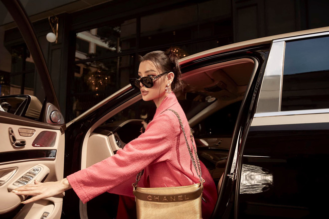 Sao nữ Vbiz được chồng sắp cưới tặng xế 8 tỷ đồng làm quà Noel, camera lia đến núi tiền mà choáng!-4