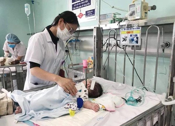 Sợ COVID-19, mẹ tự điều trị cho con khiến bé sơ sinh loét hết mắt, nghi nhiễm trùng máu-1