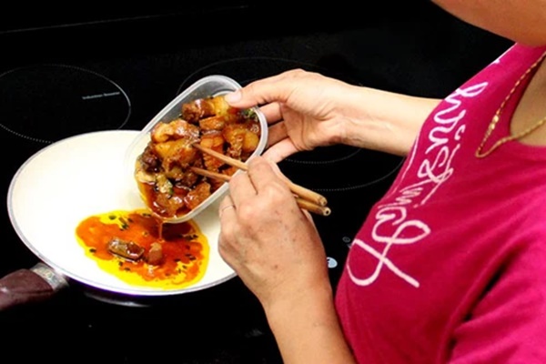 Có 1 thói quen khi nấu ăn đang bào mòn sức khỏe của nhiều gia đình, không sớm bị ngộ độc thực phẩm thì cũng dẫn đến ung thư-1