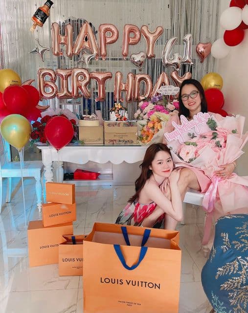 Bạn gái cũ Quang Hải - Huỳnh Anh lâu lâu mới đăng ảnh, gây chú ý với chi tiết giàu có trong sinh nhật mẹ ruột-1