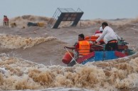 NÓNG: Bão số 9 mạnh lên thành 'SIÊU BÃO' cấp 16, giật cấp 17 áp sát Biển Đông, 28 tỉnh thành cấp tốc kêu gọi tàu thuyền vào bờ