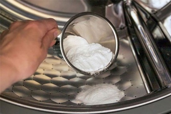 Làm thế nào để khôi phục quần áo bị phai màu? Đổ một thìa muối ăn vào máy giặt ai ngờ có tác dụng thần kỳ