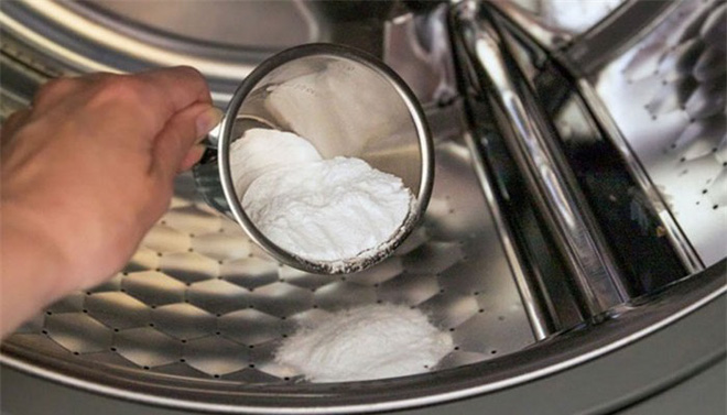 Làm thế nào để khôi phục quần áo bị phai màu? Đổ một thìa muối ăn vào máy giặt ai ngờ có tác dụng thần kỳ-1