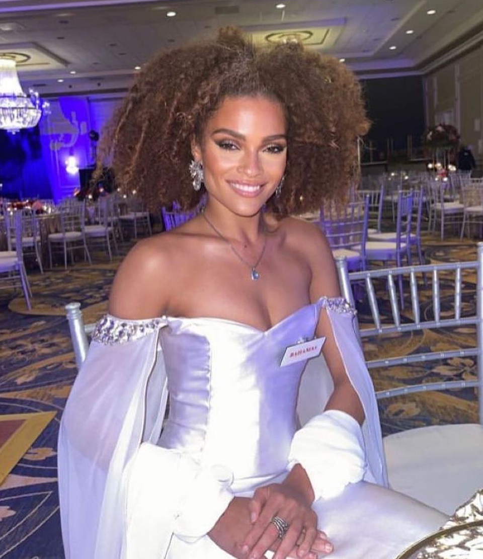 Hoa hậu Đỗ Thị Hà đang bị ho và khô họng, nhiều ngày qua thường xuyên ôm hôn với thí sinh nhiễm Covid-19-4