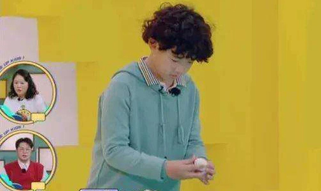 Cậu bé thiếu gia lên truyền hình khoe thành tích khiến cha mẹ nở mũi, nhưng đến đoạn ăn quả nhãn mọi SỰ THẬT bẽ bàng mới phơi bày-2