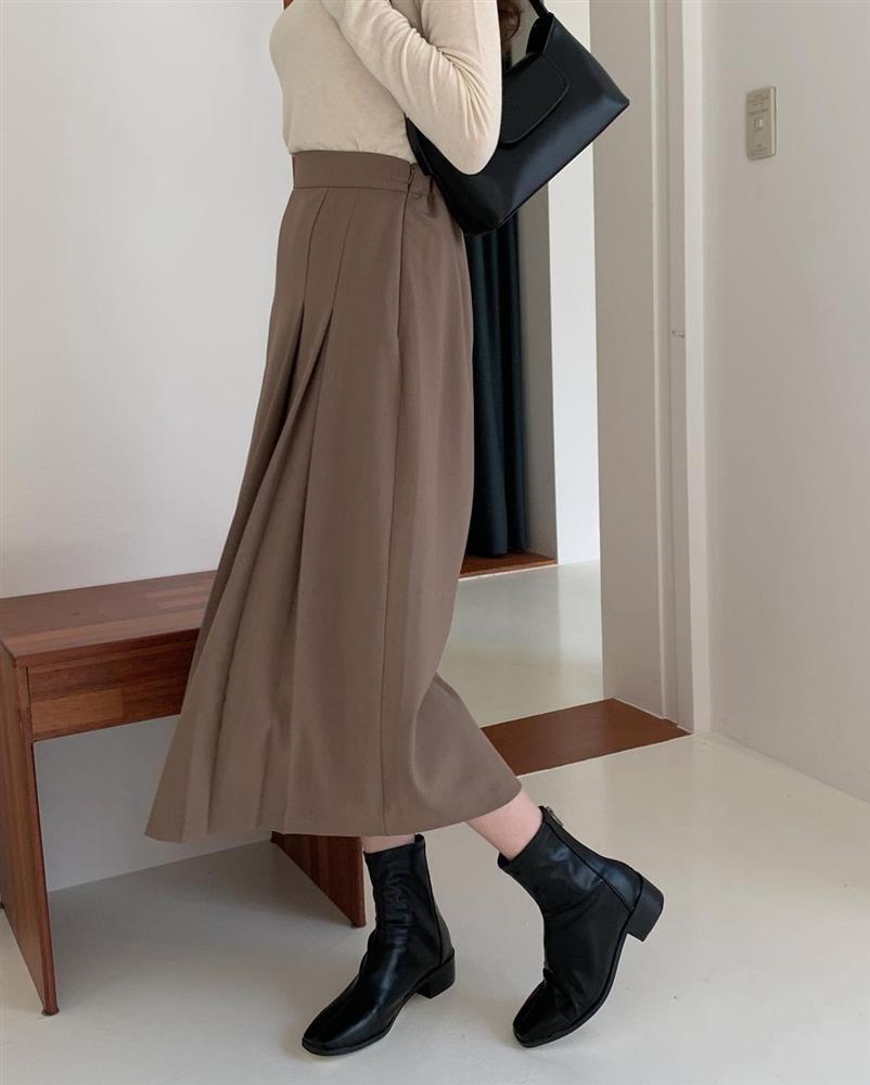 Ghim ngay 4 cách diện chân váy + boots để vóc dáng không bị dìm thậm tệ-1
