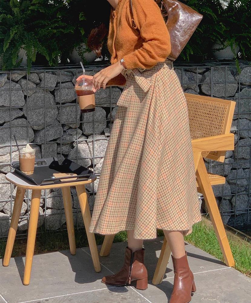 Ghim ngay 4 cách diện chân váy + boots để vóc dáng không bị dìm thậm tệ-2