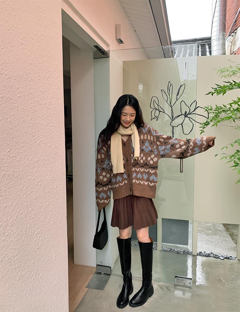 Ghim ngay 4 cách diện chân váy + boots để vóc dáng không bị dìm thậm tệ-4