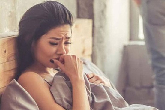 Đêm tân hôn, tôi ngà ngà say, lảo đảo vào phòng ngủ thì giật mình với giọng nói khác lạ của vợ