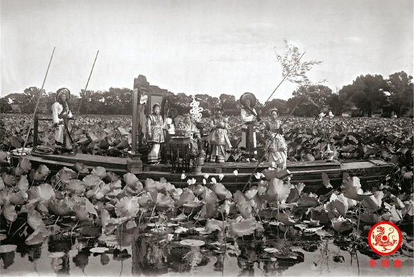 Loạt ảnh xưa quý hiếm thời nhà Thanh: Cận cảnh nhan sắc thiếu nữ trong nhà thổ, hình cuối hé lộ trình sống ảo của Từ Hi Thái hậu-11