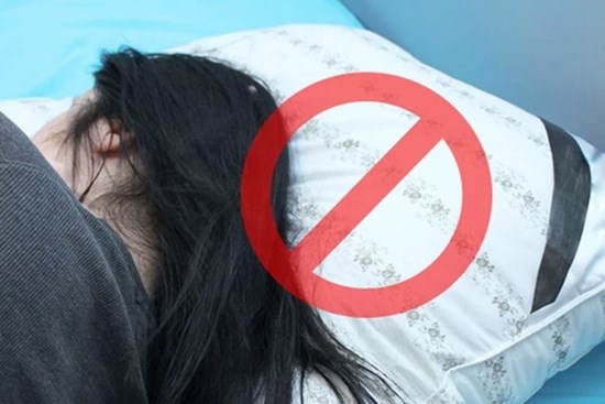 4 thói quen khi ngủ dễ gây