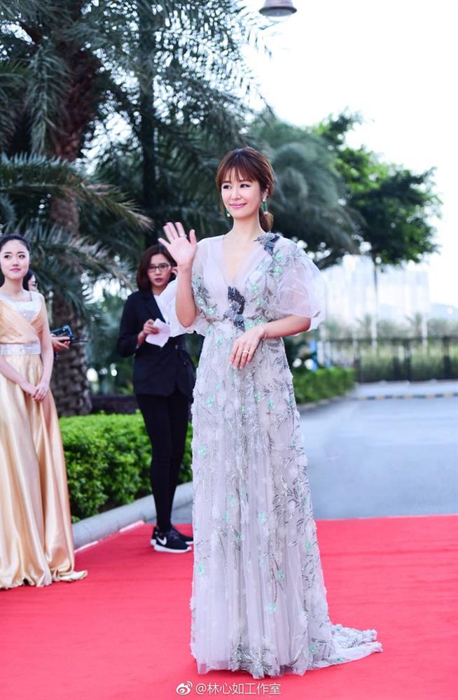 Mặc chiếc quần quét sạch đất trong thiên hạ, Lâm Tâm Như giữ vững danh hiệu thảm hoạ thời trang sau cả chục năm-8