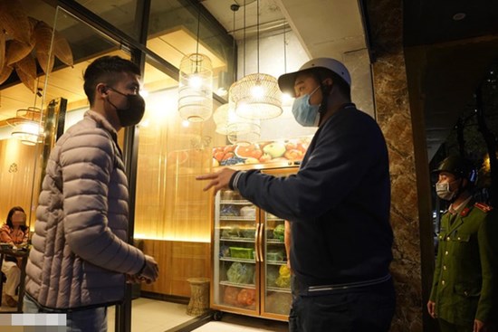 Hà Nội có cần thiết cấm hàng quán ăn uống hoạt động sau 21h?