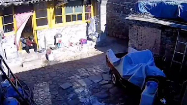 Cụ già ngồi cô độc khóc nức nở ngoài cửa nhà 5 phút trước khi qua đời, con cháu xem lại camera mà hoàn toàn sụp đổ, ân hận cả đời-1