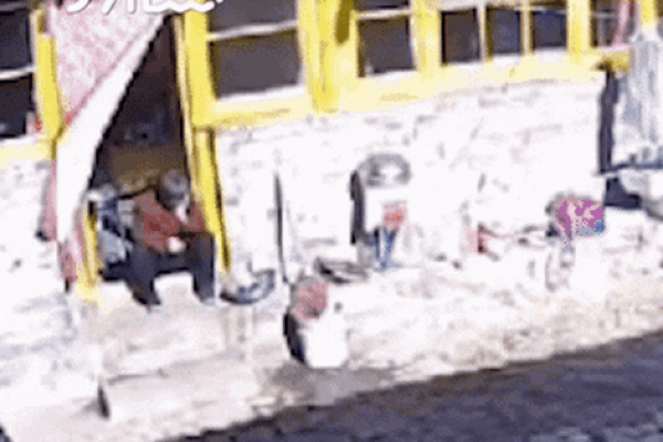 Cụ già ngồi cô độc khóc nức nở ngoài cửa nhà 5 phút trước khi qua đời, con cháu xem lại camera mà hoàn toàn sụp đổ, ân hận cả đời-2