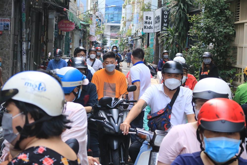 Xếp hàng ùn tắc cả phố chờ mua bánh mì ô môi đắt nhất Sài Gòn-3