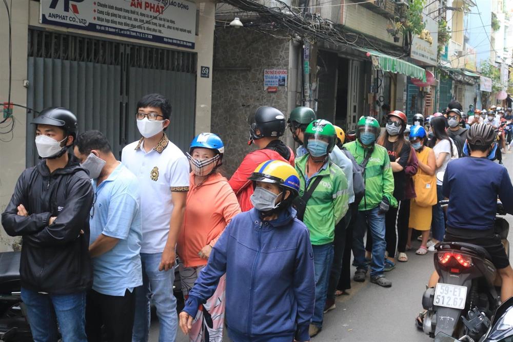 Xếp hàng ùn tắc cả phố chờ mua bánh mì ô môi đắt nhất Sài Gòn-4