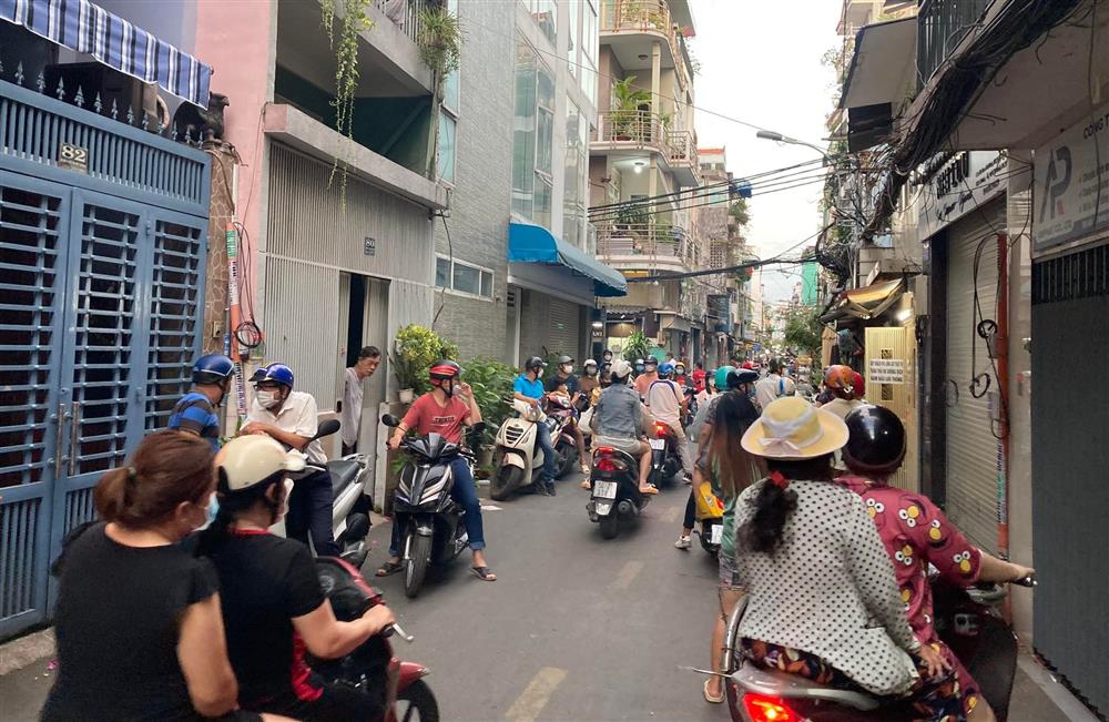 Xếp hàng ùn tắc cả phố chờ mua bánh mì ô môi đắt nhất Sài Gòn-5