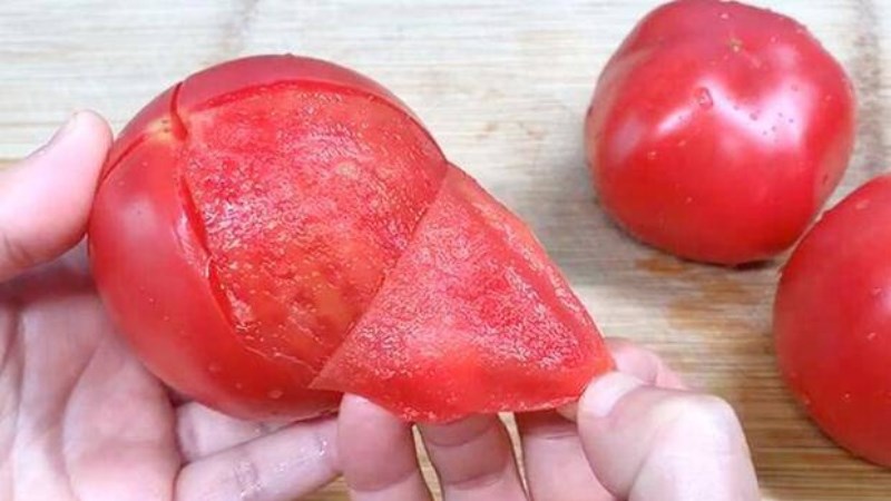 Lột vỏ cà chua bằng nước nóng xưa rồi! Người sành có cách khác nhanh bất ngờ-6