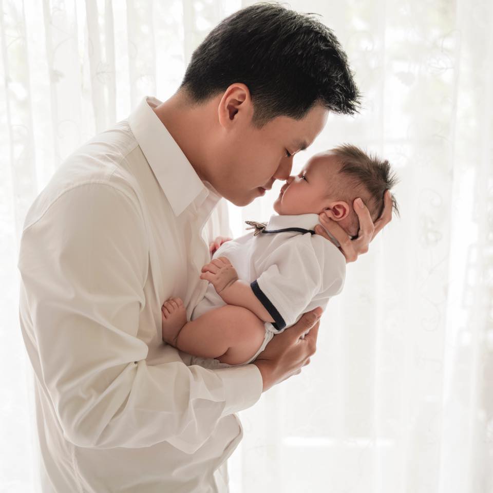 Phan Thành khoe ảnh bế con vô tình để lộ góc nghiêng cực phẩm của quý tử: Con là món quà tuyệt vời nhất của cuộc đời ba-1