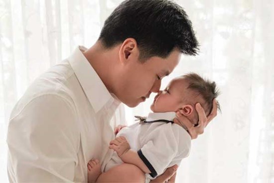 Phan Thành khoe ảnh bế con vô tình để lộ góc nghiêng cực phẩm của quý tử: