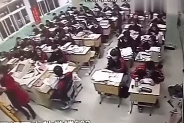 Nam sinh bị ghi tên vào sổ đầu bài, nhìn tội mắc phải chắc phụ huynh cũng cười rũ rượi: Xin lỗi thầy, con tôi tài lanh quá mức!-4