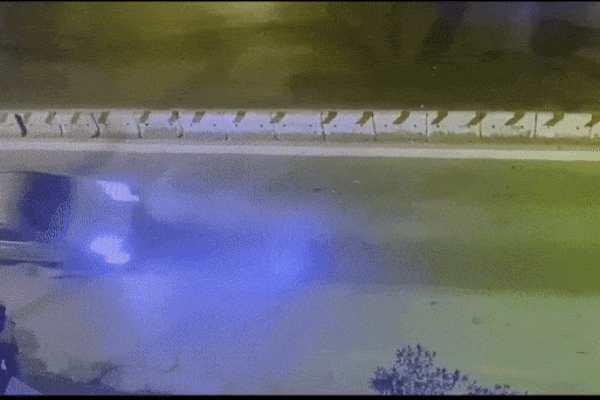 Clip: Phẫn nộ tài xế ô tô kéo lê nữ lao công dưới gầm xe, bỏ trốn khỏi hiện trường mặc nạn nhân nguy kịch