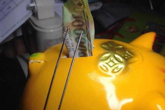Đi làm thuê, cô gái dùng kéo gắp trộm tiền trong lợn đất của chủ nhà