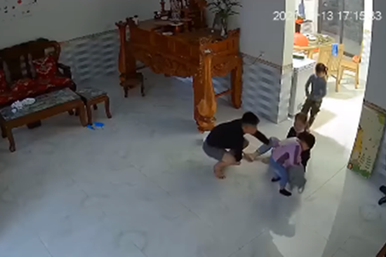 Bé gái và em trai cùng nhau đi học về, cách bố mẹ đón con khiến ai cũng bất bình: ''Quá tồi tệ''