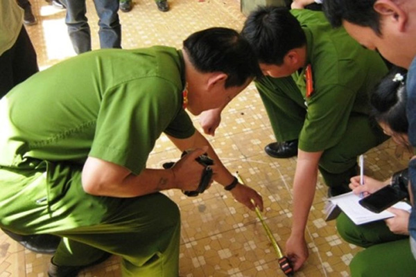 Clip: Ô tô húc đổ cây xăng, công an đấm cửa kính chạy bộ truy đuổi-1