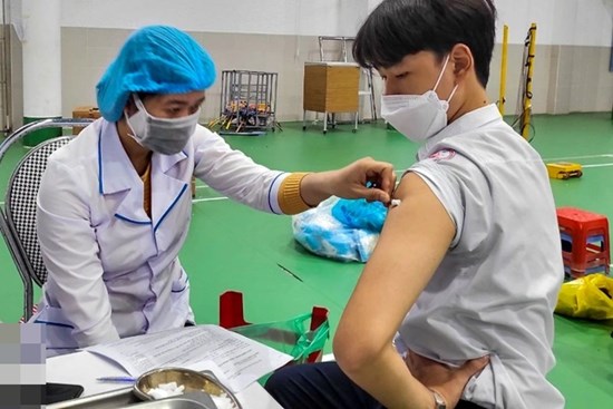 Nam sinh lớp 11 tiêm 2 mũi vaccine Pfizer trong 10 phút