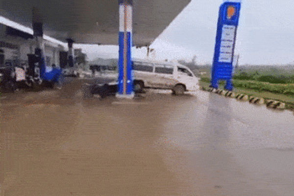 Clip: Ô tô húc đổ cây xăng, công an đấm cửa kính chạy bộ truy đuổi