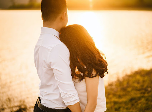 Ngày cưới, cả nhà tình cũ của chồng đến dự rồi trao cho tôi chiếc kiềng vàng, lời dặn dò từ bác gái khiến tôi 3 tháng chưa dám tân hôn-1