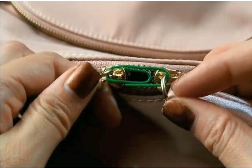 Nhét chiếc kẹp giấy vào trong điện thoại di động có tác dụng tuyệt vời, nhưng nhiều người không biết điều thực tế này-1