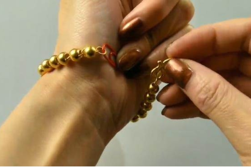 Nhét chiếc kẹp giấy vào trong điện thoại di động có tác dụng tuyệt vời, nhưng nhiều người không biết điều thực tế này-2