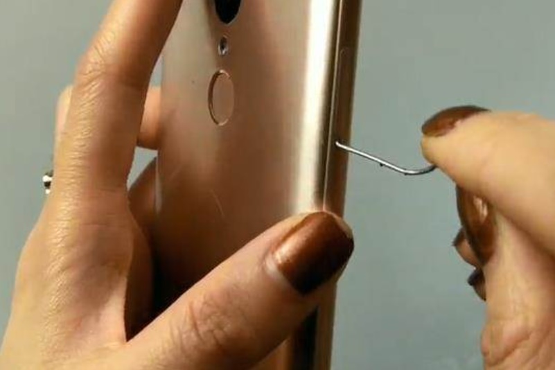 Nhét chiếc kẹp giấy vào trong điện thoại di động có tác dụng tuyệt vời, nhưng nhiều người không biết điều thực tế này-4