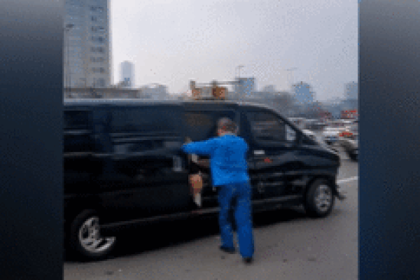 Chạy trốn cảnh sát, xe tải van tông hàng loạt phương tiện