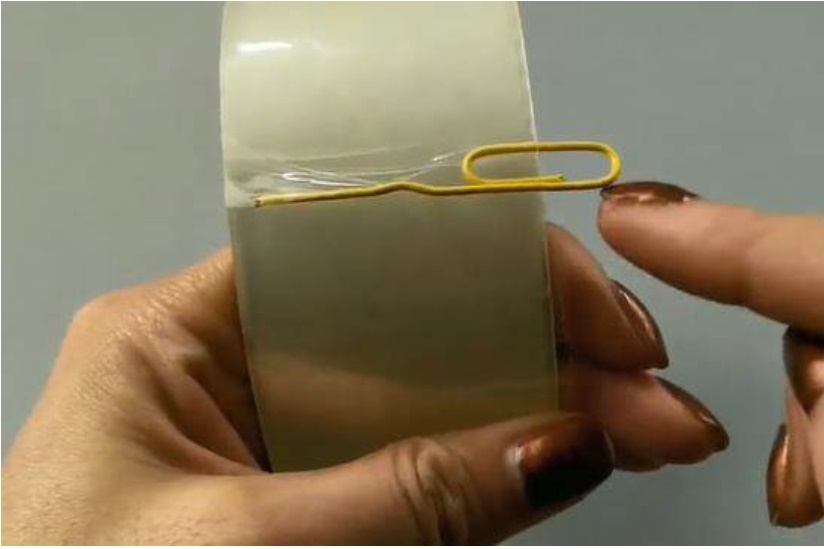 Nhét chiếc kẹp giấy vào&nbsp;trong điện thoại di động có tác dụng tuyệt vời, nhưng&nbsp;nhiều người không biết điều&nbsp;thực tế này-6