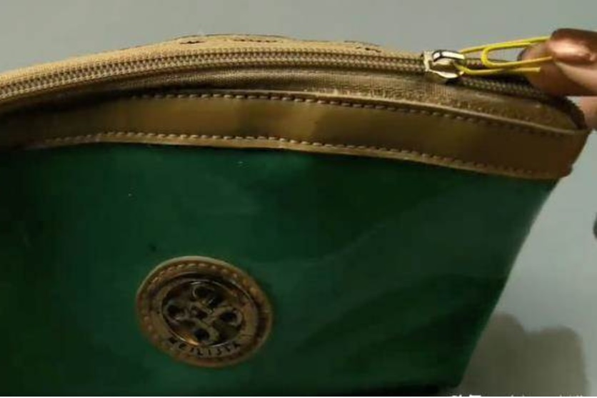 Nhét chiếc kẹp giấy vào&nbsp;trong điện thoại di động có tác dụng tuyệt vời, nhưng&nbsp;nhiều người không biết điều&nbsp;thực tế này-7