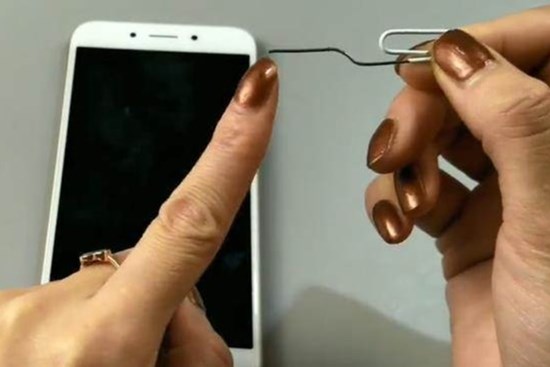 Nhét chiếc kẹp giấy vào trong điện thoại di động có tác dụng tuyệt vời, nhưng nhiều người không biết điều thực tế này