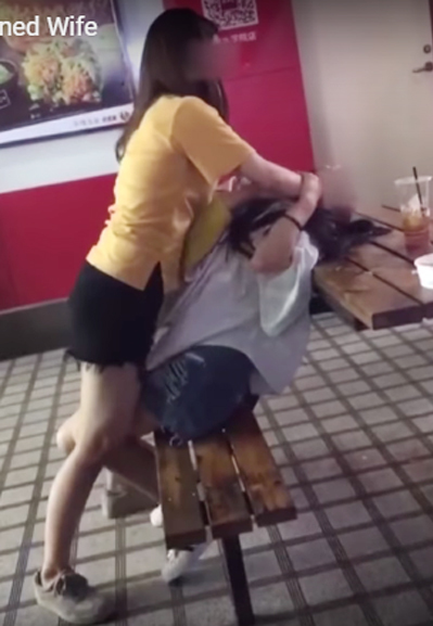 Đi dằn mặt bồ trẻ của chồng, người vợ bất ngờ khi bị đánh ghen ngược-1