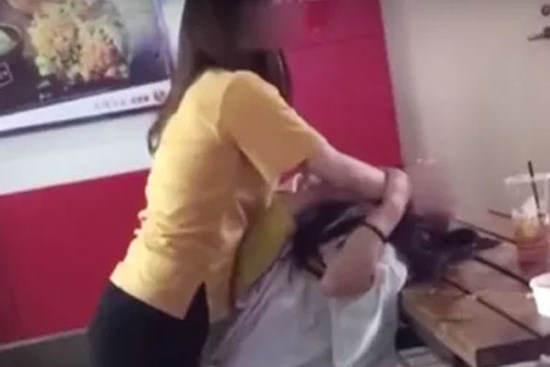 Đi dằn mặt bồ trẻ của chồng, người vợ bất ngờ khi bị đánh ghen ngược