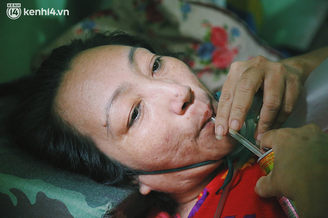 Phổi tổn thương nặng sau khi nhiễm Covid-19, người vợ thoi thóp đợi từng bình oxy của chồng: Bà ơi, đừng bỏ tui lại một mình…-2