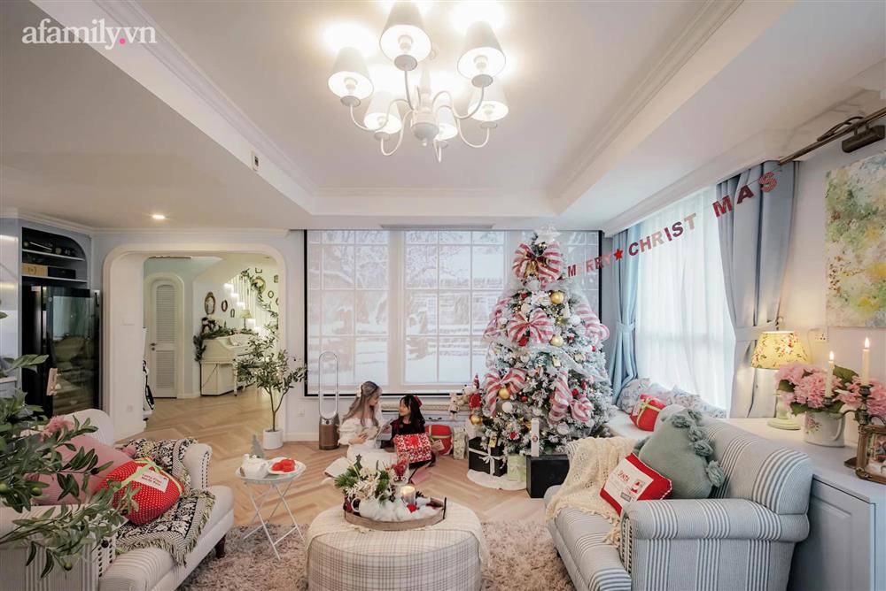 Trang trí nhà Giáng sinh: Cây thông giá 20 triệu cùng bàn tiệc hoành tráng, đồ decor thôi cũng đã 15 triệu của mẹ Sài Gòn-1