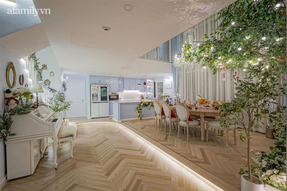Trang trí nhà Giáng sinh: Cây thông giá 20 triệu cùng bàn tiệc hoành tráng, đồ decor thôi cũng đã 15 triệu của mẹ Sài Gòn-6