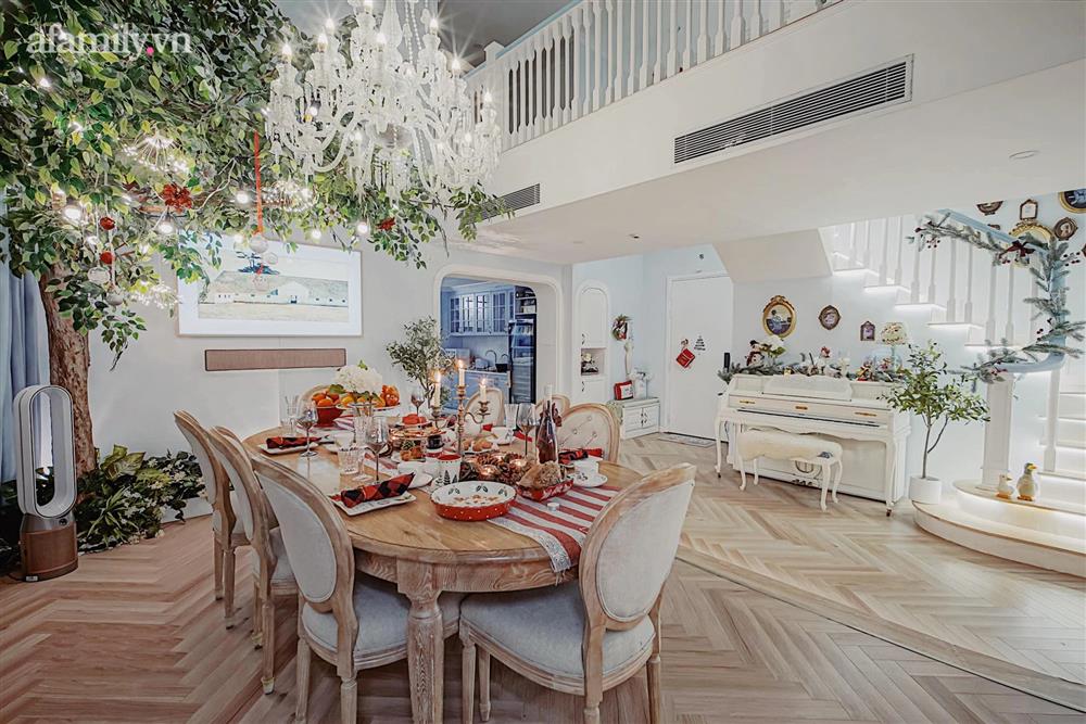 Trang trí nhà Giáng sinh: Cây thông giá 20 triệu cùng bàn tiệc hoành tráng, đồ decor thôi cũng đã 15 triệu của mẹ Sài Gòn-7